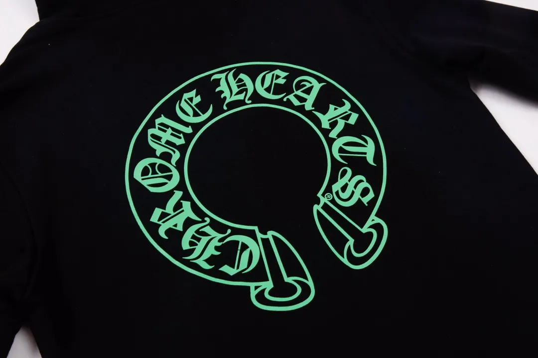 M27—P210 -Chrome Hearts/Chrome Hearts printed sweatshirt cardigan jacket -420 grams of high-density, high-quality wool, soft, delicate and skin-friendly, soft and silky to the touch, warm and skin-friendly -The hardware zipper accessories are all customized and full of details -Colour: black white -Size: S M L XL